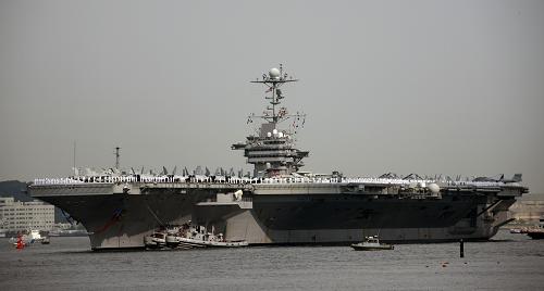 9月25日，美国“乔治·华盛顿”号核动力航空母舰驶进日本横须贺美军基地。