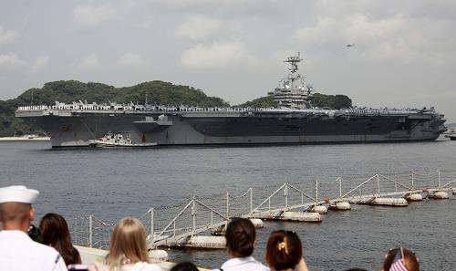  9月25日，美军士兵及家属迎接美国“乔治·华盛顿”号核动力航空母舰驶进日本横须贺美军基地。