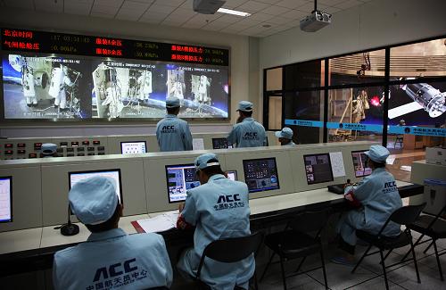 出舱活动程序训练模拟训练控制室的航天员教员、医监医保、技术保障人员正在观察和指挥航天员出舱活动训练（资料照片）。