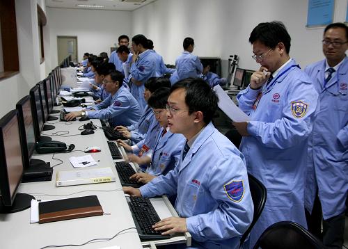  9月25日21时55分43秒，北京航天飞行控制中心的科技人员在计算神舟七号载人飞船运行轨道数据。当日21时10分，长征二号F型运载火箭点火，神舟七号飞船在酒泉卫星发射中心升空。