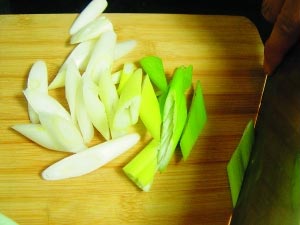 香辣嫩滑不油腻：美味家常菜葱爆牛肉上桌(图)