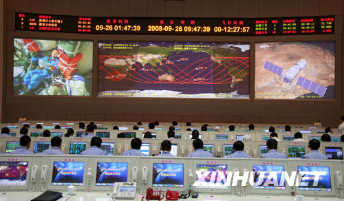 　9月26日，科研人员在北京航天飞行控制中心对神舟七号进行飞行控制。