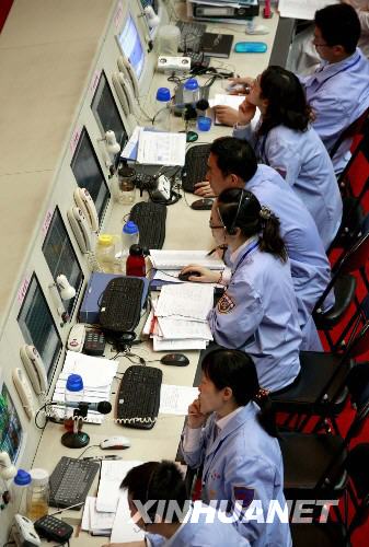9月26日，科研人员在北京航天飞行控制中心紧张有序地工作。神舟七号载人飞船成功发射277秒后，北京航天飞行控制中心就成为神舟七号太空飞行控制指挥中心，科研人员主要负责指挥调度、控制计算、数据处理、信息交流等工作，与航天员随时保持密切联系，成为神七飞天引路人。 新华社记者查春明摄 