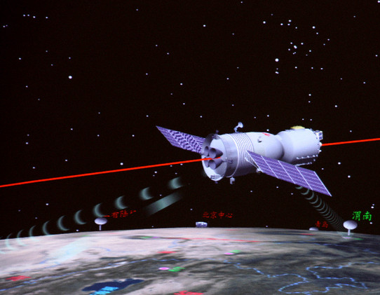 神舟七号载人飞船在太空遨游的模拟图（9月27日00时01分15秒拍摄于北京航空飞行控制中心）。
