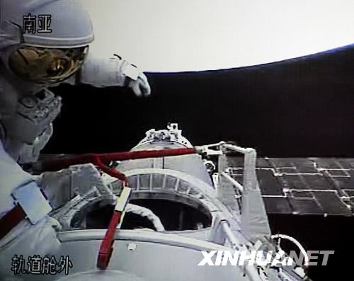 9月27日，執行神舟七號載人航太飛行出艙活動任務的航太員翟志剛正在出艙活動