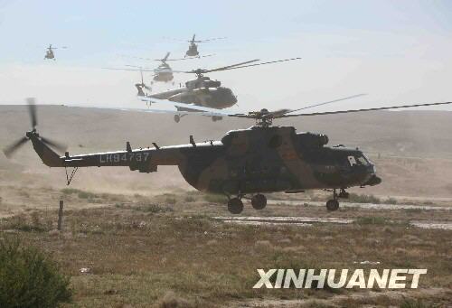 9月26日，在内蒙古四子王旗神舟七号飞船主着陆场，空中搜救分队的直升机转场至回收任务待命区。