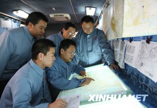 9月26日，在内蒙古四子王旗神舟七号飞船主着陆场，气象站工作人员在进行气象会商。