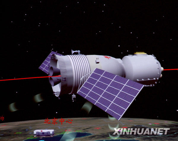 9月28日14时11分31秒神舟七号载人飞船在太空飞行的模拟图（摄于北京航天飞行控制中心大屏幕）。