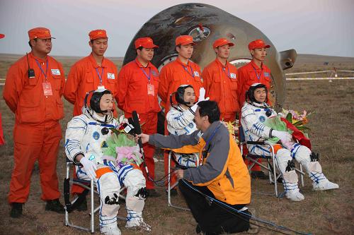  9月28日，神七航天员出舱后接受记者采访。