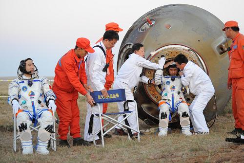  9月28日，神七航天员刘伯明正在出舱。