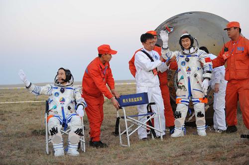  9月28日，神七航天员刘伯明出舱。