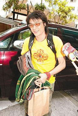 吴镇宇兴奋谈儿子苍白李嘉欣现身医院(组图)
