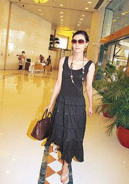 吴镇宇兴奋谈儿子苍白李嘉欣现身医院(组图)