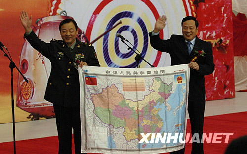 10月1日，搭乘“神七”上天的丝绸版《中华人民共和国地图》与观众见面。