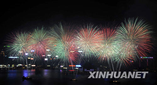  10月1日，烟花在香港维多利亚港上空绽放。当日，香港举行国庆烟花汇演。