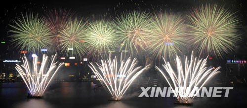  10月1日，烟花在香港维多利亚港上空绽放。