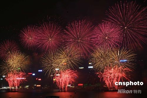 十月一日晚，香港維多利亞港上空舉行以“五環(huán)揚(yáng)威賀國(guó)慶、卅載改革耀中華”為主題的煙花匯演，慶祝祖國(guó)五十九周年華誕。