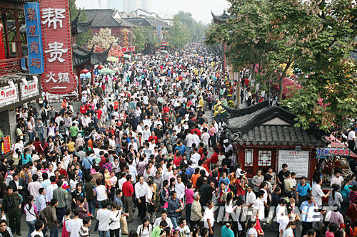　10月1日，南京夫子庙大成殿广场游人如织。