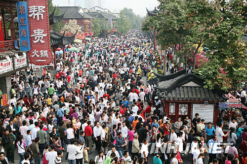 　10月1日，南京夫子廟大成殿廣場(chǎng)游人如織。