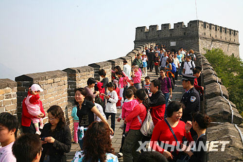 10月1日，众多中外游人登上北京慕田峪长城游览观光。