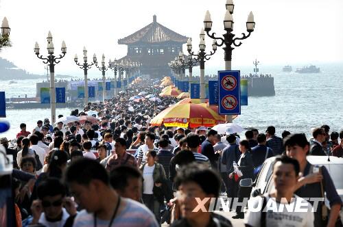 10月2日，游客在青島棧橋景區(qū)游覽。