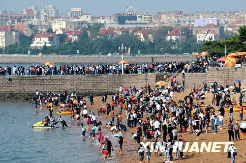 10月2日，游客在青島前海景區(qū)游覽。