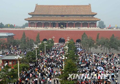 10月1日，游客在北京故宮景區(qū)游覽。