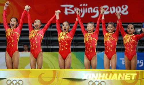 资料图片：8月13日，中国队队员程菲、杨伊琳、李珊珊、何可欣、江钰源和邓琳琳（左起）在颁奖仪式上庆祝。