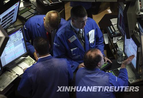 10月2日，工作人员在美国纽约证券交易所忙碌。