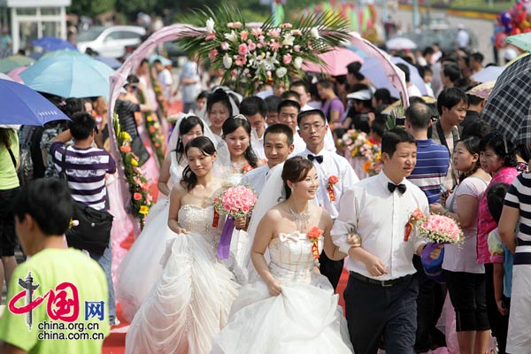 新婚夫婦走過紅地毯