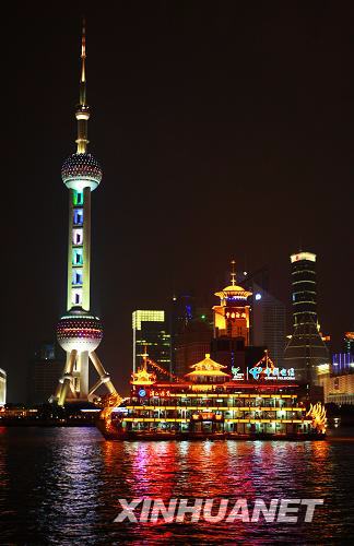 10月3日，“浦江遊覽1號”彩船從“東方明珠”腳下駛過