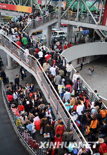10月4日，进出北京西站的旅客熙熙攘攘。
