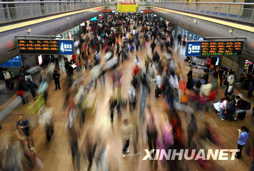 10月4日，北京西站内的旅客熙熙攘攘。