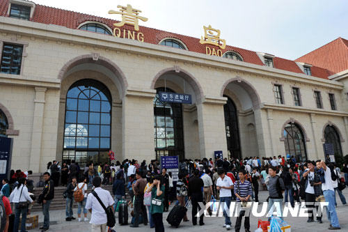 10月4日，青島火車站候車大廳前擠滿了旅客。