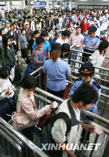 10月4日，旅客在蘇州火車站候車大廳排隊(duì)檢票。