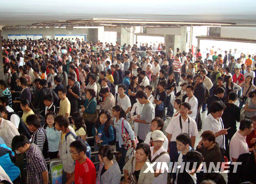 10月4日，旅客在蘇州火車站售票廳內排隊購票。