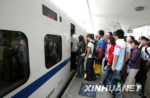 10月4日，旅客在蘇州火車站排隊上車。