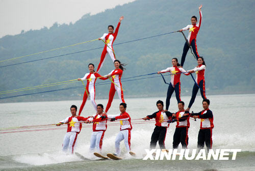  10月4日，中国滑水明星队队员进行“叠罗汉”表演。