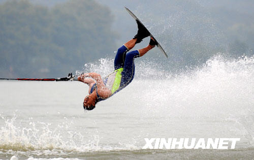 10月4日，中国滑水明星队队员进行特技表演。