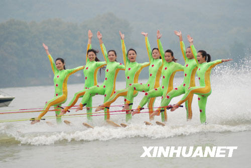 10月4日，中国滑水明星队队员进行水上表演。