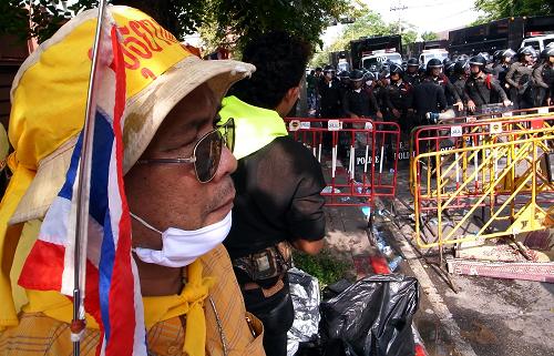 10月7日，在泰国首都曼谷，封锁国会的反政府示威者与警察对峙。