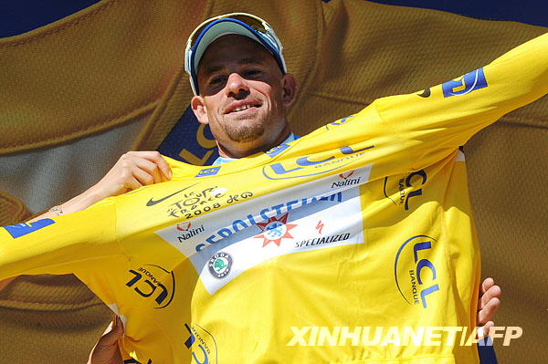  这是2008年7月9日盖罗尔施泰因车队的德国车手斯·舒马赫在2008年环法自行车赛第五赛段比赛结束后穿上黄色领骑衫。