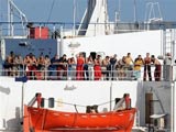 美海军称被海盗劫持的船员们健康状况良好[图]