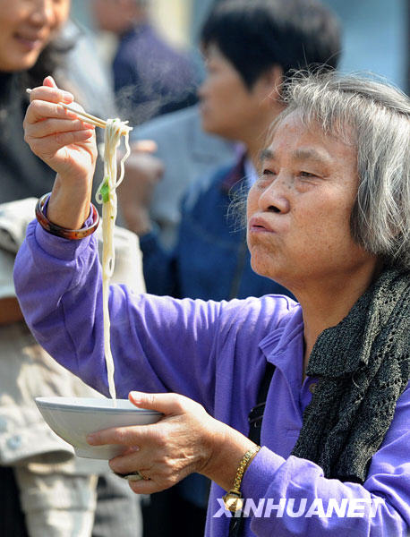 登高遊園吃長壽麵 各地老人喜度重陽節[組圖]