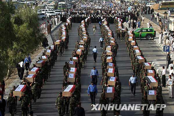 10月7日，在伊拉克納傑夫，伊拉克安全部隊人員抬著蓋有國旗的空棺材參加遊行。