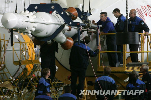 10月9日，在哈萨克斯坦的拜科努尔航天基地，俄罗斯专家在组装“联盟TMA-13”载人飞船的逃生系统。