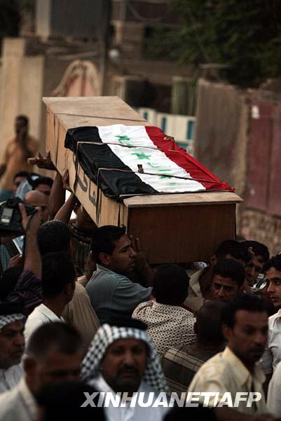 10月9日，在伊拉克巴格达，参加葬礼的亲人和朋友在葬礼上运送遇袭身亡的伊拉克议员萨利赫的灵柩。