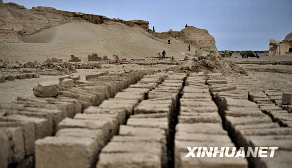  修复坍塌城墙的土坯采用当地传统工艺制成，保持古城原貌