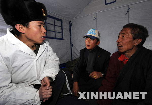10月10日，西藏军区总医院心理医生岳鹏（左）在拉萨当雄县格达乡羊易村给受灾群众进行心理疏导。 当雄地震发生后，西藏各部门迅速投入到抗震救灾中，紧急调拨帐篷和急需食品等救灾物资，目前受灾群众全部得到了妥善安置。 新华社记者 格桑达瓦 摄 