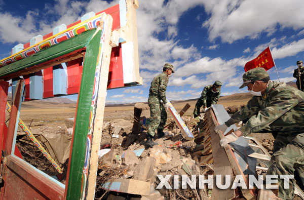 10月10日，武警西藏總隊直屬支隊官兵幫助受災(zāi)群眾清理廢墟。 當(dāng)雄地震發(fā)生后，西藏各部門迅速投入到抗震救災(zāi)中，緊急調(diào)撥帳篷和急需食品等救災(zāi)物資，目前受災(zāi)群眾全部得到了妥善安置。 新華社記者 格桑達瓦 攝 